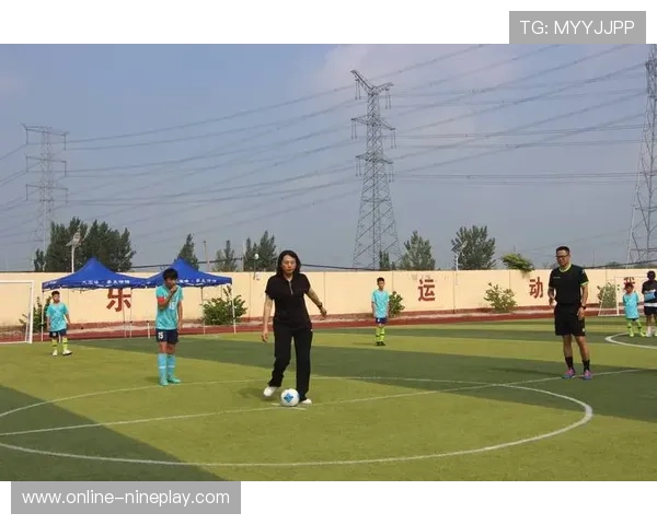 纯白球星闪耀绿茵赛场书写无瑕传奇引领足球新风潮