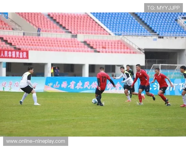 足球巨星暖心瞬间：赛场外的一次无声关怀与真情流露