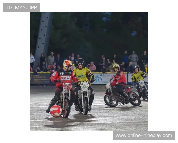 足球明星骑摩托车挑战极限速度他是如何兼顾足球与激情的