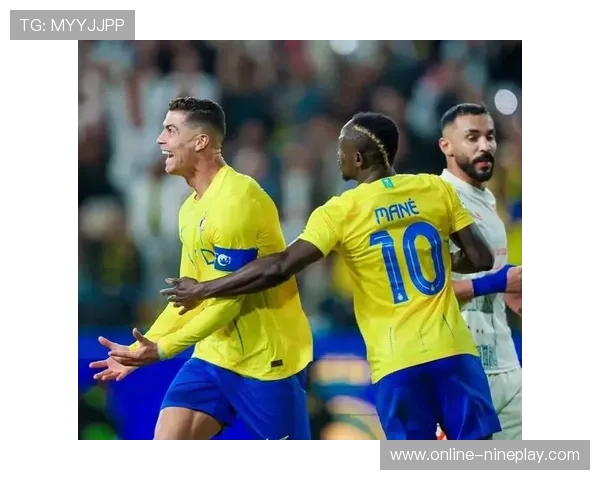 足球明星头部遭踢击事件曝光引发热议赛场暴力行为再度成为焦点